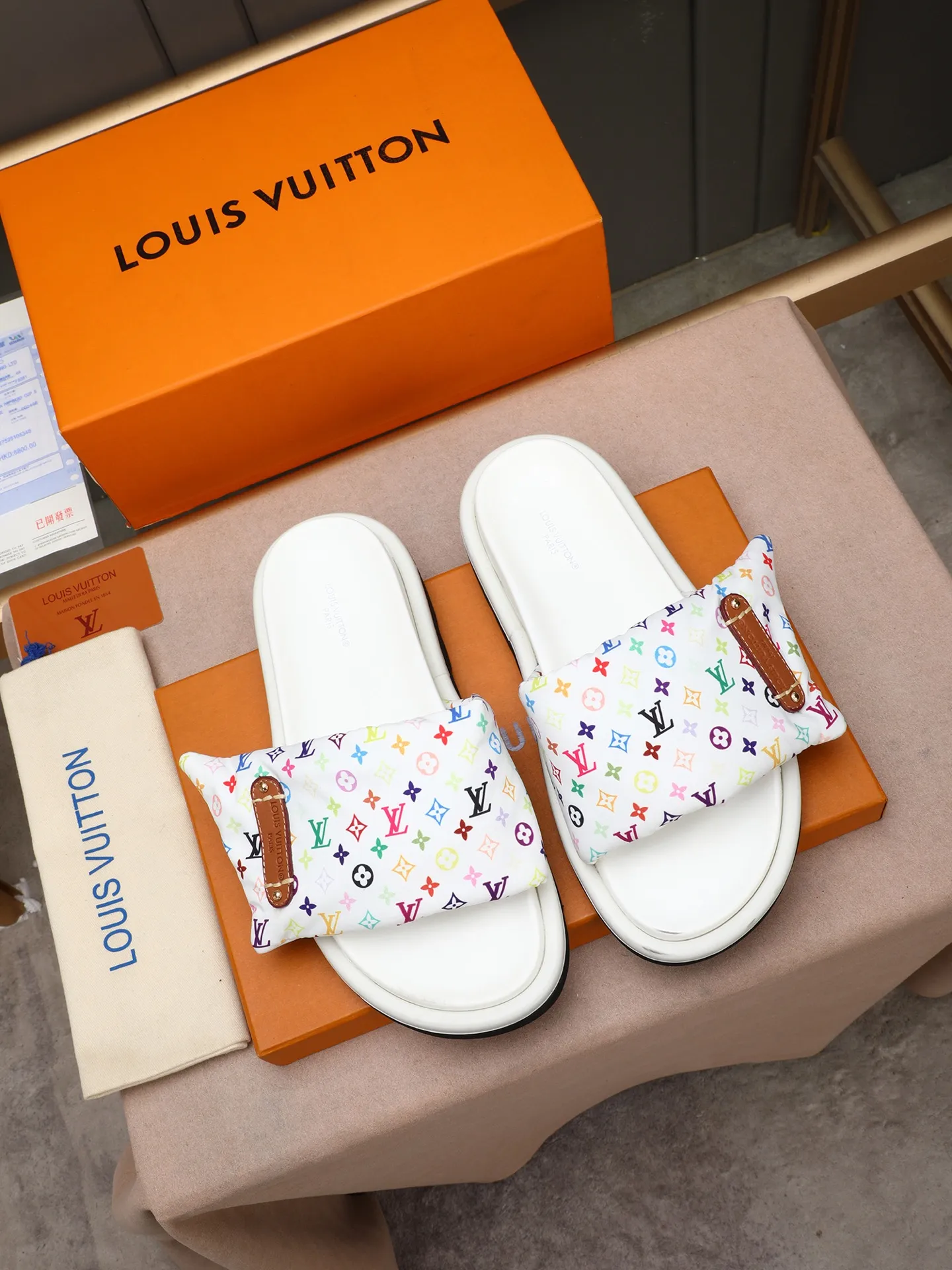 PP360 [LOUIS VUITTON] Louis Vuitton, LV printing, men's and women's slippers are on the market. The drawer box packaging comes with a cloth bag and a card. The upper pattern looks very soft and waxy, and it is a super versatile leg slimming tool. Fabric: imported denim/canvas/old fabric, LV hardware LOGO, official website pattern printing, comfortable to wear, feet: high-elastic PU water table. Sole: foam sole, heel height: about 5cm. Code number: 35-46, 35, 45, 46 are custom-made and non-returnable. Color: multiple colors and styles available.